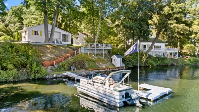 Lake Cottage on Waneta Lake property photo 2