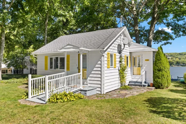 Lake Cottage on Waneta Lake property photo 4